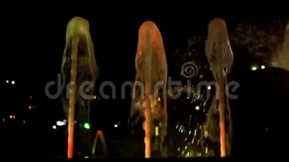 夜间喷泉中的黄色水流速度极慢视频的预览图