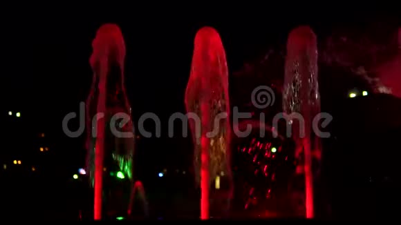 夜间喷泉中的红色水流速度极慢视频的预览图