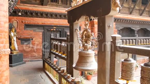 古老的青铜和黄铜装饰的寺庙鲁德拉瓦尔纳马哈维哈尔独特的佛教神殿有大量的祈祷轮视频的预览图