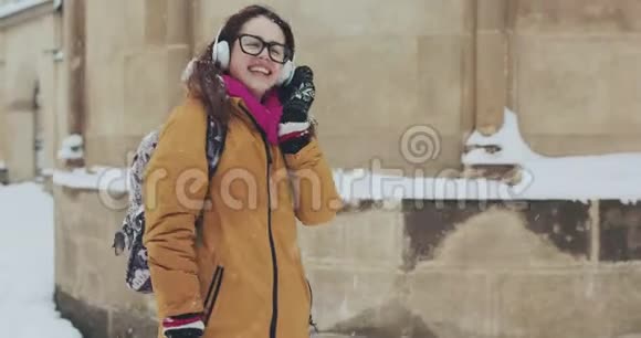 一个漂亮女孩的肖像在雪城听音乐视频的预览图
