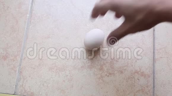 鸡蛋在瓷砖上旋转视频的预览图