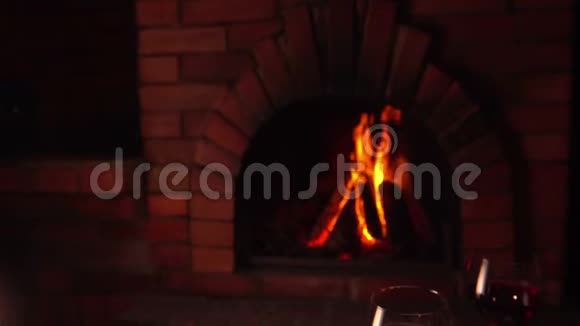 晚餐壁炉旁的全景视频的预览图