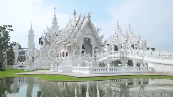 在泰国的一座佛教白庙清莱省视频的预览图