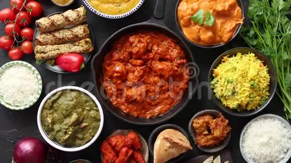 桌子上有各种各样的印度菜铁锅上的麻辣鸡视频的预览图