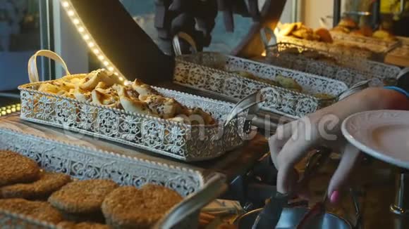 豪华酒店提供自助食品吃饼干视频的预览图