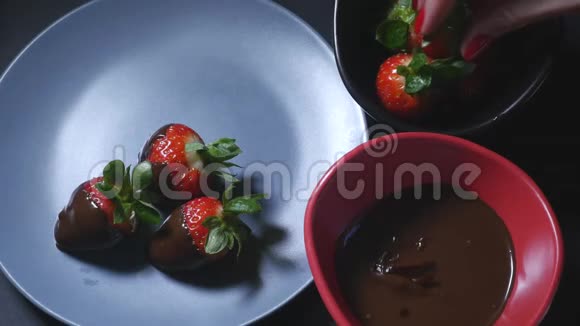 把草莓切成巧克力混合物视频的预览图