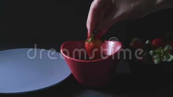把草莓切成巧克力混合物视频的预览图