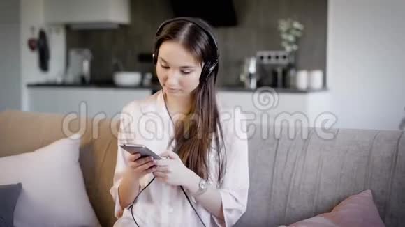 客厅里听音乐的年轻美女视频的预览图