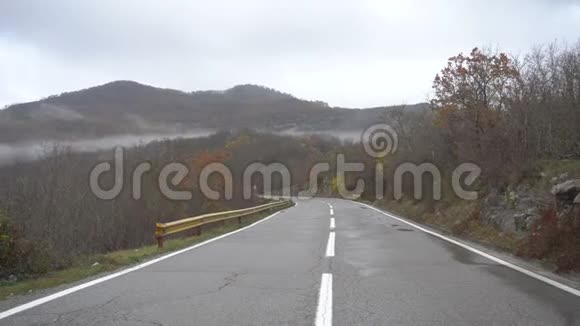 秋天潮湿的山路视频的预览图