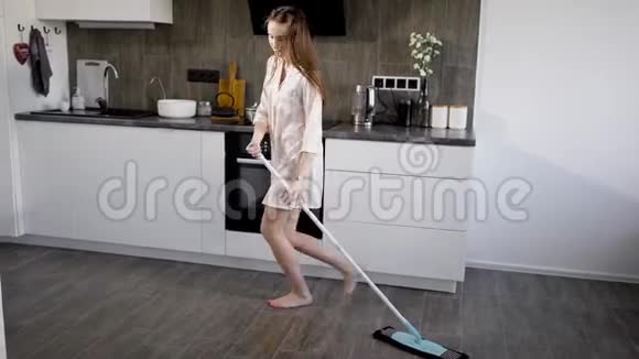 年轻漂亮的女人在厨房打扫卫生视频的预览图