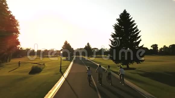 四个朋友骑自行车沿着这条路走视频的预览图