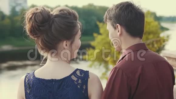 快乐的年轻夫妇享受亲密的时刻日落时分的情爱时刻视频的预览图