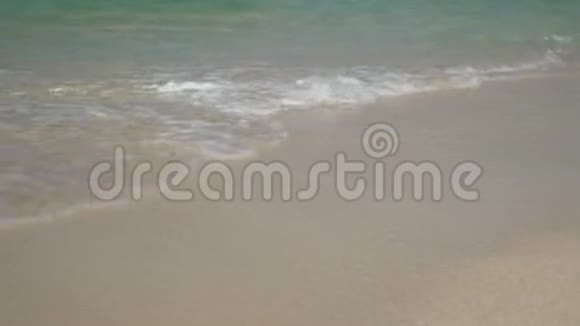 4K柔和的海浪与海洋的声音清澈的海水在泰国普吉岛的白沙滩与复制空间区域视频的预览图