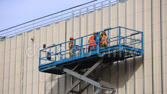 工业爬架固定在安全吊篮内对建筑立面进行修补视频的预览图