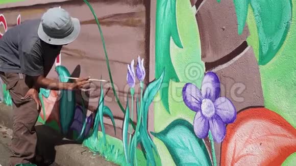 墙画家在混凝土墙上画一个花园视频的预览图