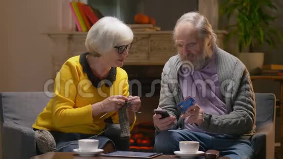 退休的男人在网上和年老的女人购物视频的预览图
