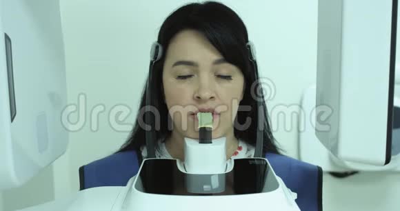 现代牙科诊所正畸医生告诉病人关于X光打印4k视频的预览图