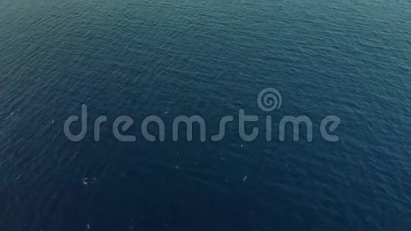 照相机飞过大海飞向小岛架从海上上升到岛上远处的小岛视频的预览图