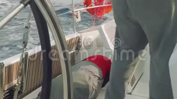 穿红色制服的游艇司机在后更衣柜修理游艇转向机连接视频的预览图