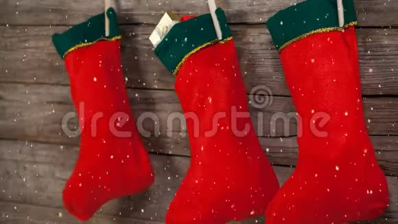 降雪伴圣诞丝袜装饰视频的预览图
