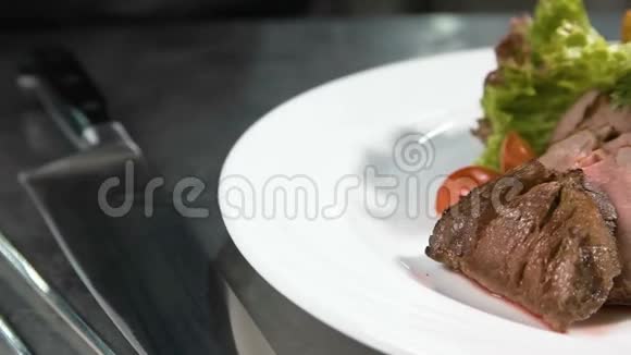 用牛排和蔬菜组成盘子猪肉牛排视频的预览图