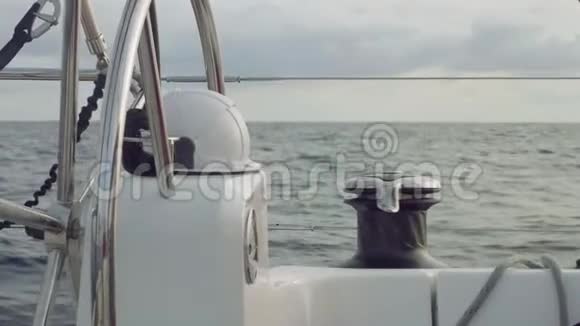游艇上的罗盘和绞车在公海上摇曳视频的预览图