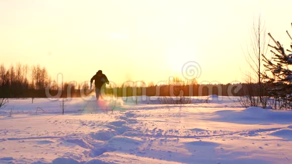 日落时分一个人在深雪中奔跑的剪影视频的预览图