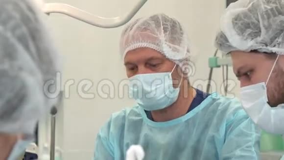 外科医生给病人做手术视频的预览图