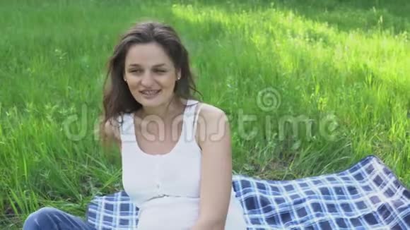 快乐的孕妇在大自然中放松和享受生活视频的预览图