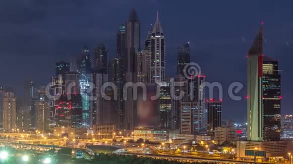 迪拜码头摩天大楼和高尔夫球场夜以继日迪拜阿拉伯联合酋长国视频的预览图
