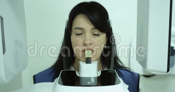 牙医向病人解释了X光指纹他们在微笑视频的预览图