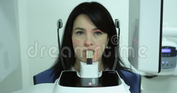 微笑病人妇女进行牙科X光检查视频的预览图