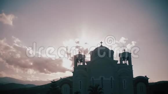克里特岛上的教堂教堂的剪影云在漂浮日落希腊克里特岛奥洛斯视频的预览图