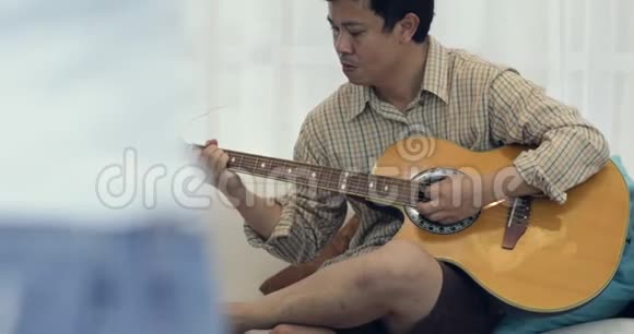 亚洲男子演奏古典吉他视频的预览图