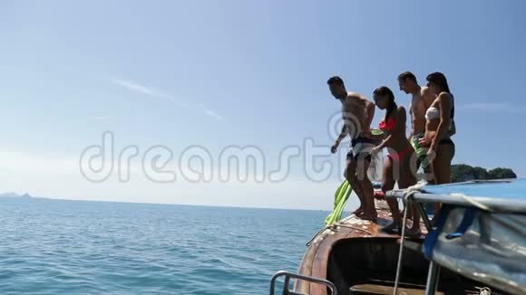 两对从长尾船手中跃入水中的情侣青年男女游客视频的预览图