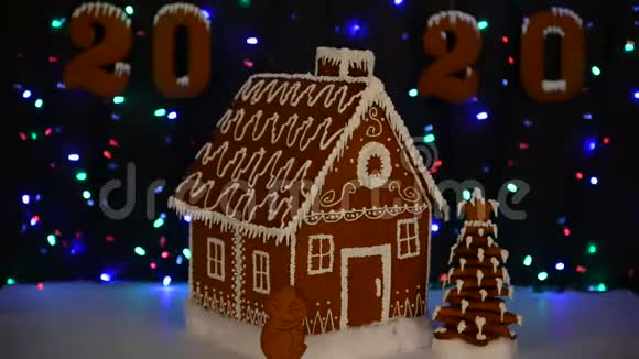 手工制作的可吃姜饼屋鼠标2020年的象征新年树2020年的铭文雪装饰视频的预览图