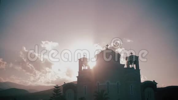 克里特岛上的教堂教堂的剪影云在漂浮日落希腊克里特岛奥洛斯视频的预览图