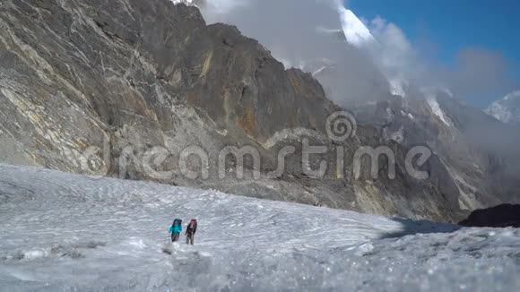 喜马拉雅山的女登山者视频的预览图
