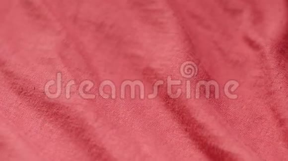 快速垂直平底锅拍摄的红色纺织品从聚酯和棉花视频的预览图