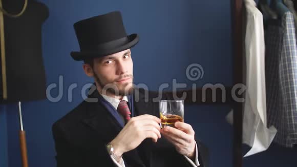 英俊的年轻人穿着经典西装在餐馆喝威士忌视频的预览图