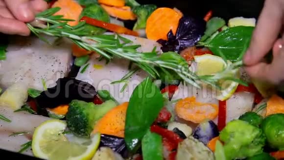 在餐厅的厨房里厨师手做烹饪和准备食物鱼和蔬菜视频的预览图