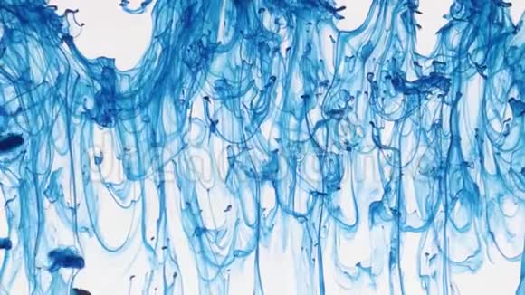 蓝色油漆滴在水中的混沌运动摘要视频的预览图