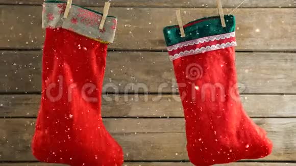 降雪伴圣诞丝袜装饰视频的预览图