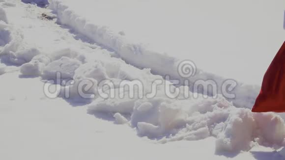 圣诞老人带着包走在雪道上视频的预览图