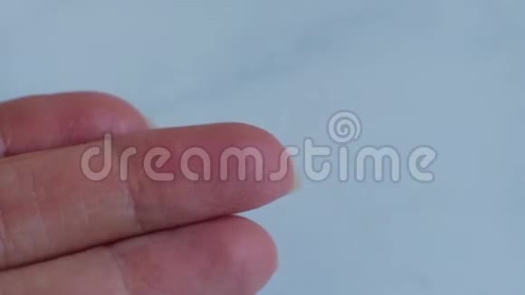 浴室里干净的手里的奶油瓶上的手指按钮护肤卫生健康的生活理念关门视频的预览图