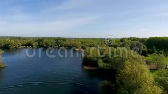 喷气式飞机运动员运动员飞过湖表演特技视频的预览图