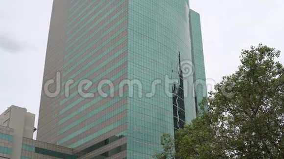 市中心的现代玻璃摩天大楼建筑表面有天空反射视频的预览图