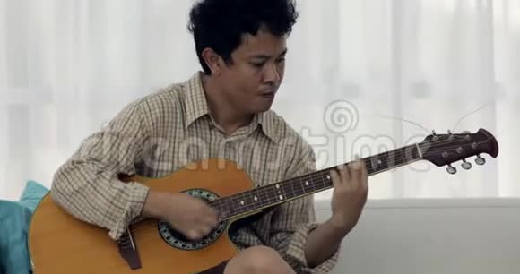 亚洲男子演奏古典吉他视频的预览图