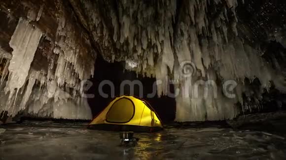 冰洞里的帐篷视频的预览图