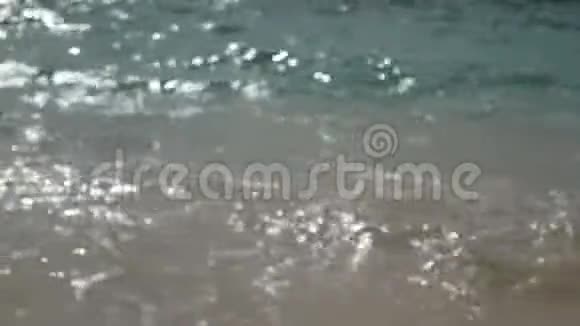 4K夏季海滩背景模糊海浪轻柔泰国普吉岛白沙滩上清澈的海水海洋视频的预览图